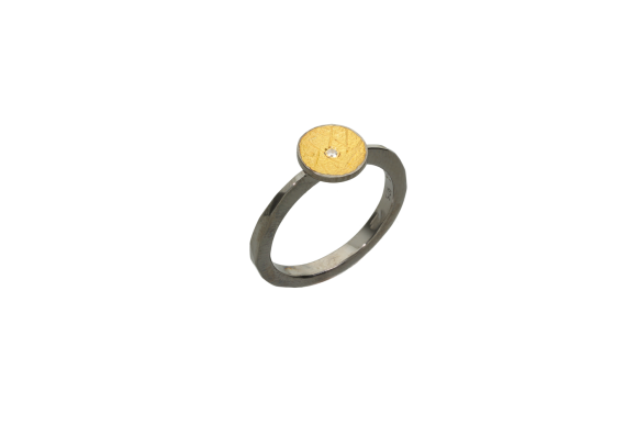 Δαχτυλίδι σε ασήμι και χρυσό 22Κ στρογγυλό βαθουλωτό με ένα διαμάντι