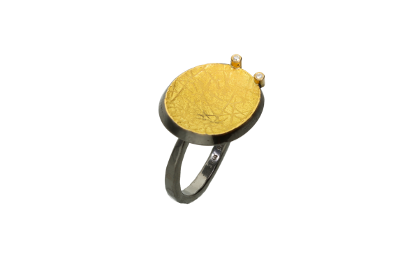 Δαχτυλίδι σε ασήμι και χρυσό 22Κ οβάλ βαθουλωτό με δύο διαμάντια έκκεντρα