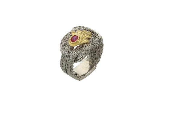 Δαχτυλίδι σε ασήμι 925° μία πλεκτή αλυσίδα που σχηματίζει τον Κόμβο του Ηρακλή και με ένα κόκκινο ζιργκόν