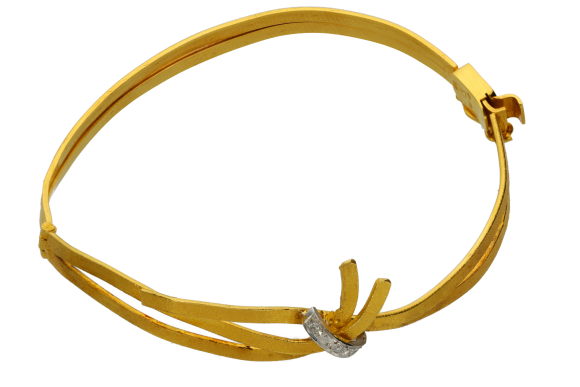 Βραχιόλι σε δίχρωμο χρυσό 18Κ, χειροποίητη χειροπέδα από πλακέ ματ λωρίδες που ενώνονται με λευκόχρυση αγκράφα με διαμάντια