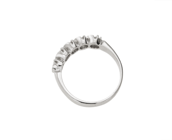 Δαχτυλίδι σε λευκόχρυσο 18Κ, σειρέ με διαμάντια και ανάμεσα κυματάκια.