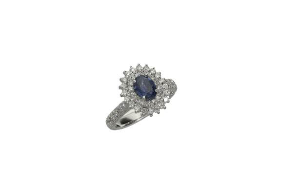 Δαχτυλίδι σε λευκόχρυσο 18Κ διπλή ροζέτα, οβάλ με γύρω διαμάντια και στη γάμπα, με ένα ζαφείρι μπλε στο κέντρο.