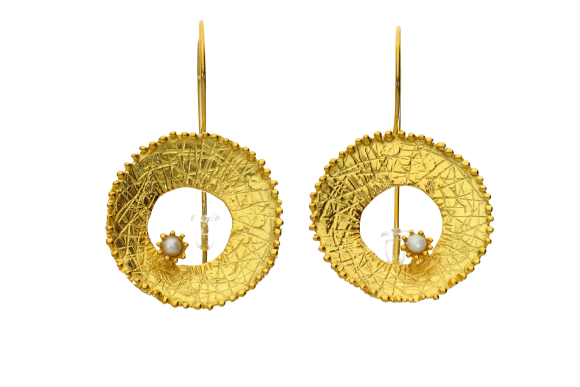 Σκουλαρίκια σε επιχρυσωμένο ασήμι 925° κυκλική λωρίδα με γράνες περιμετρικά και μαργαριτάρι