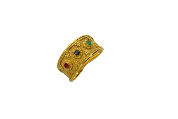 Δακτυλίδι πλατύ σε χρυσό 18Κ χειροποίητο βυζαντινό με συρματερή τεχνική φέρει ρουμπινι ζαφείρι και σμαράγδι 