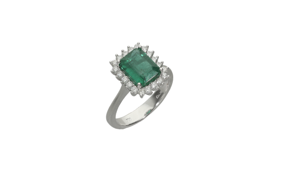 Δαχτυλίδι σε λευκόχρυσο 18Κ κλασσική ροζέτα emerald cut με διαμάντια και ένα σμαράγδι.
