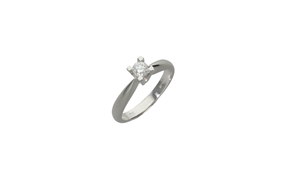 Δαχτυλίδι μονόπετρο σε λευκόχρυσο 18Κ, V  καστόνι με κλασσική γάμπα ντεγκραντέ στρογγυλεμενη με διαμάντι.