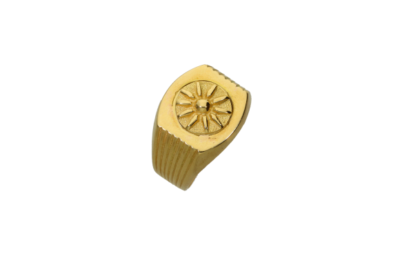Δαχτυλίδι σε χρυσό 18Κ, ανδρικό με γραμμωτή γάμπα και Ήλιο Βεργίνας γυαλιστερό.