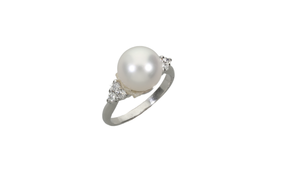 Δαχτυλίδι σε λευκόχρυσο 18Κ με μαργαριτάρι γλυκού νερού και από τρία διαμάντια στα πλαινά