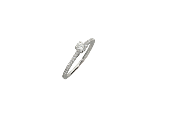 Δακτυλίδι σε λευκόχρυσο 18Κ μονόπετρο με διαμάντια, λεπτό V με πλαινές πέτρες  και στη βάση του καστονιού