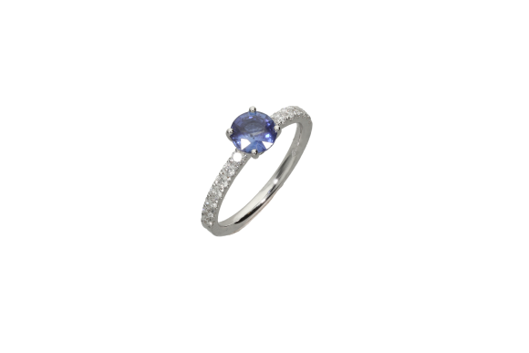 Δακτυλίδι αρραβώνων σε λευκόχρυσο 18Κ, Μονόπετρο με ζαφείρι μπλε και με πλαινα διαμάντια.