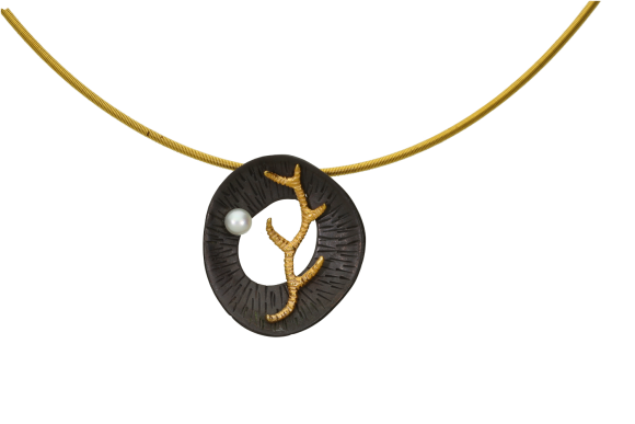 Κολιέ σε δίχρωμο ασήμι 925° μαυρισμένο κυκλικό μοτιφ με επιχρυσωμένο κλαδί και ένα μαργαριτάρι