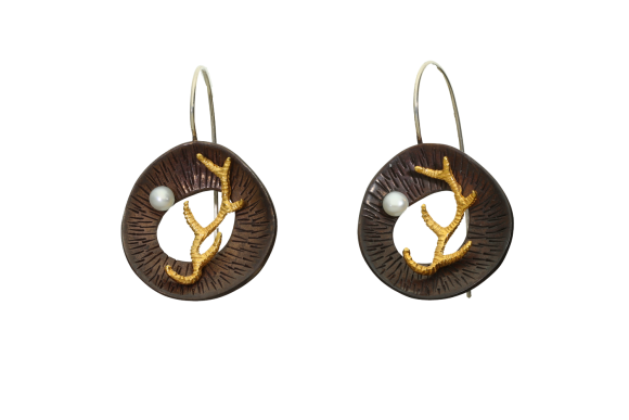 Σκουλαρίκια σε ασήμι 925° μαυρισμένο κυκλικό μοτιφ με επιχρυσωμένο κλαδί και ένα μαργαριτάρι