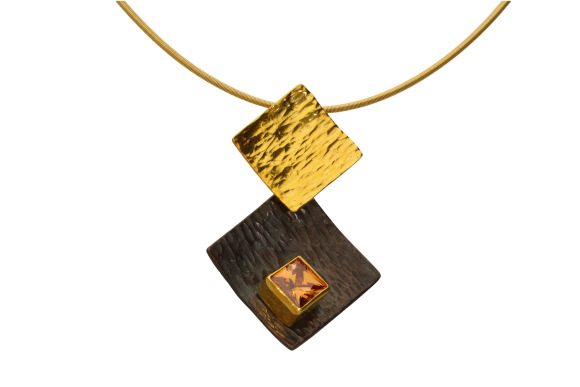 Σκουλαρίκια σε ασήμι 925° μαυρισμένο τετράγωνο μοτιφ που φέρει το ζιργκόν και επιχρυσωμένο τετράγωνο μοτίφ