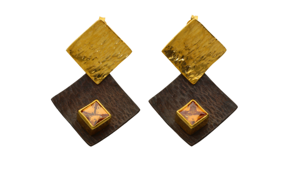 Κολιέ σε ασήμι 925° μαυρισμένο τετράγωνο μοτιφ που φέρει το ζιργκόν και επιχρυσωμένο τετράγωνο μοτίφ