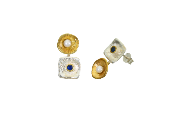 Σκουλαρίκια σε ασήμι 925° με κυκλικό επιχρυσωμένο μοτίφ με μαργαριτάρι και τετράγωνο ασημένιο μοτι με ζιργκόν