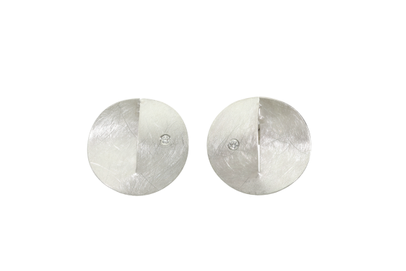 Σκουλαρίκια σε ασήμι 925° κυκλικό μοτίφ με εγκοπή και ζιργκόν