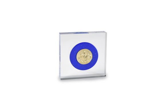 Πρες Παπιέ σταντ από πλέξι γκλας νόμισμα με την Ευρώπη επάνω σε λάπιζ λαζουλί  8/8/1,5