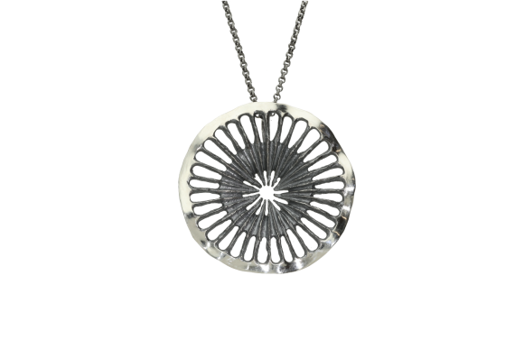 Κολιέ σε ασήμι 925° με ένα στρόγγυλο μοτιφ με οριζόντιες γραμμές