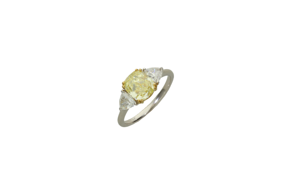 Δαχτυλίδι σε λευκόχρυσο 18Κ Μονόπετρο Yellow diamond Cushion 2.01ct με 2 trigon white diamonds