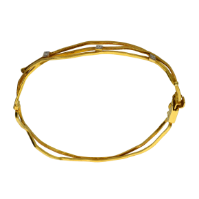 Βραχιόλι χειροπέδα σε χρυσό 18Κ, χειροποίητο από κυματιστές βέργες και καρέ από λευκόχρυσο με διαμάντια