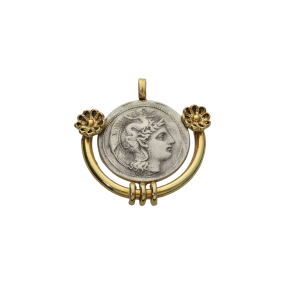 Μενταγιόν σε ασήμι 925° με στεφάνι ημικύκλιο επίχρυσο με χαλκά διπλό με δύο ρόδακες επάνω και νόμισμα Ηράκλειας, Σικελίας με Κεφαλή Αθηνάς και πίσω Ηρακλής.